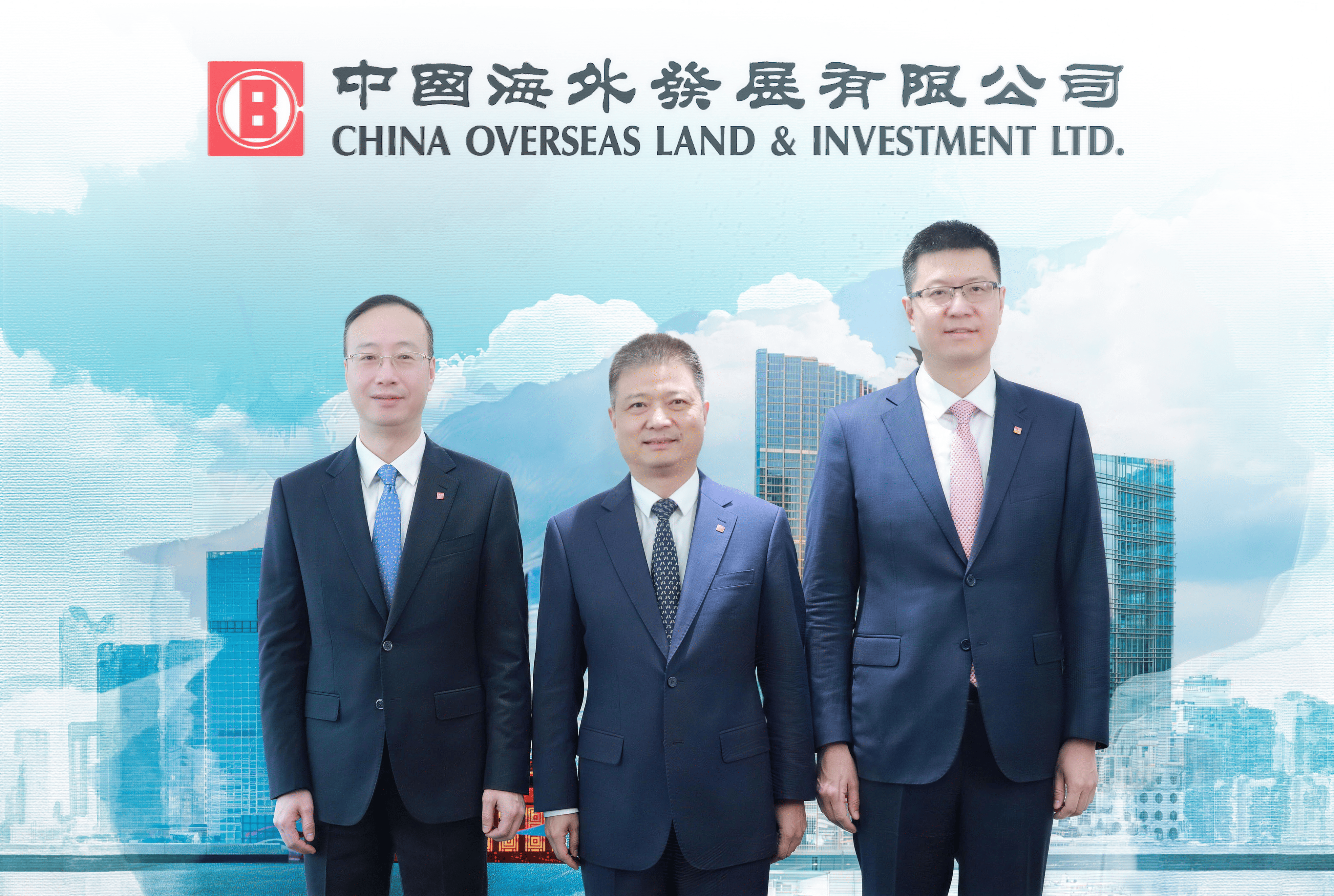 中国海外发展有限公司管理层合影：(左至右) 副总裁郭光辉先生	、主席颜建国先生及行政总裁张智超先生